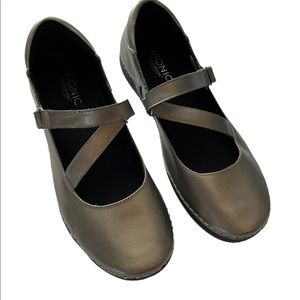 VIONIC ORTHAHEEL Pewter Metallic Mary Janes with asymmetrical strap. SZ …